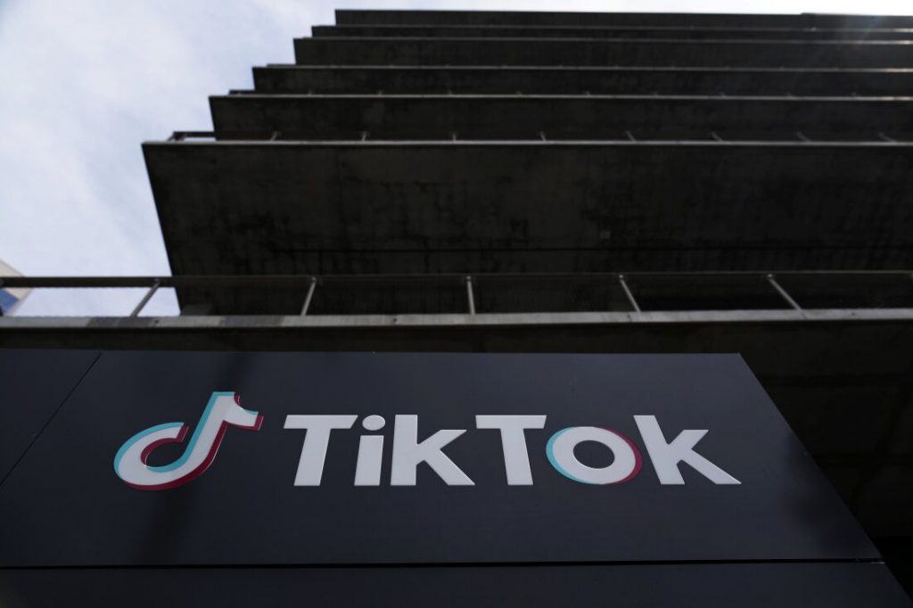 Trump asks the Supreme Court to pause the TikTok ban until he takes office : NPR