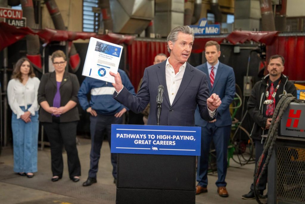 Newsom reads the election returns and heads to red California