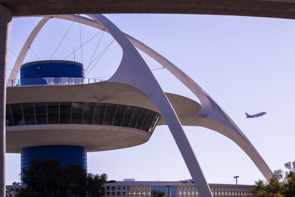 FAA investigating after plane nears LAX runway where another takes off