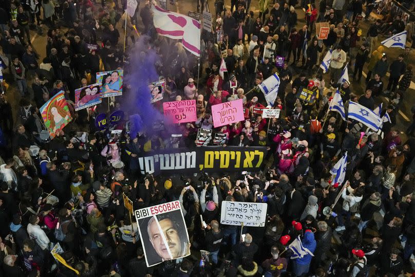 Israelis protest in Tel Aviv against Prime Minister Benjamin Netanyahu&#39;s government and call for the release of hostages held in Gaza by Hamas, 28 December, 2024