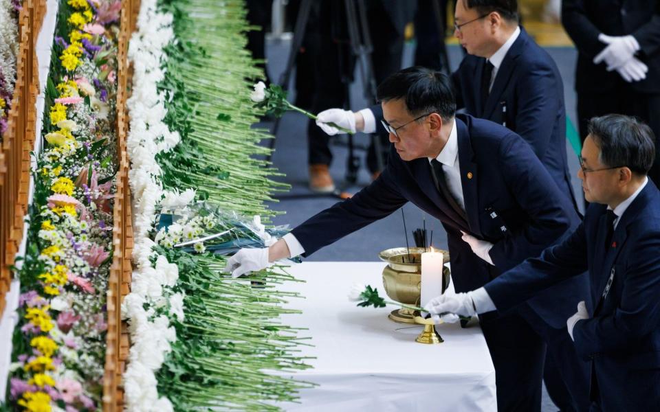 Choi Sang-mok, South Korea&#39;s acting president, lays a flower as he visits a memorial for the crash victims