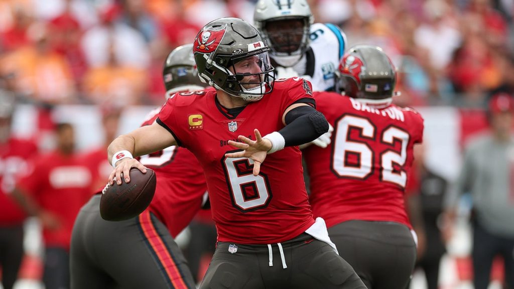 Baker Mayfield’s 5 touchdowns keep Bucs’ playoff hopes alive in win over Panthers