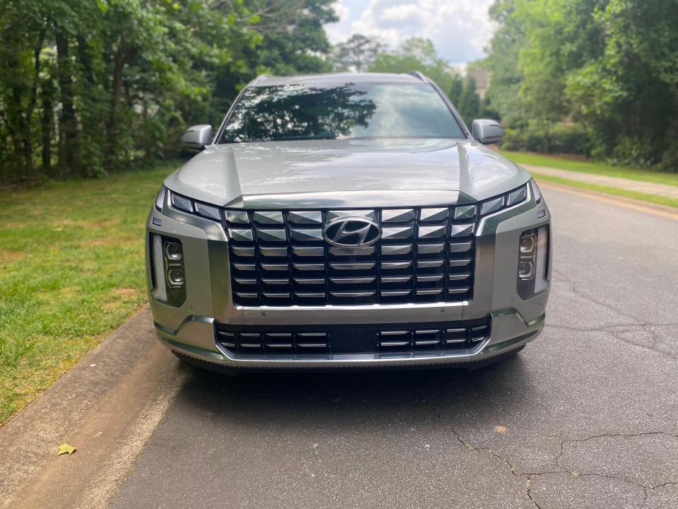 The Hyundai Palisade&#39;s front facia.