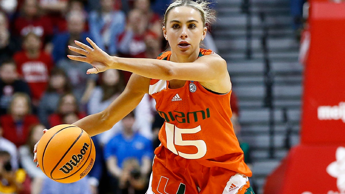 Hanna Cavinder waves on court