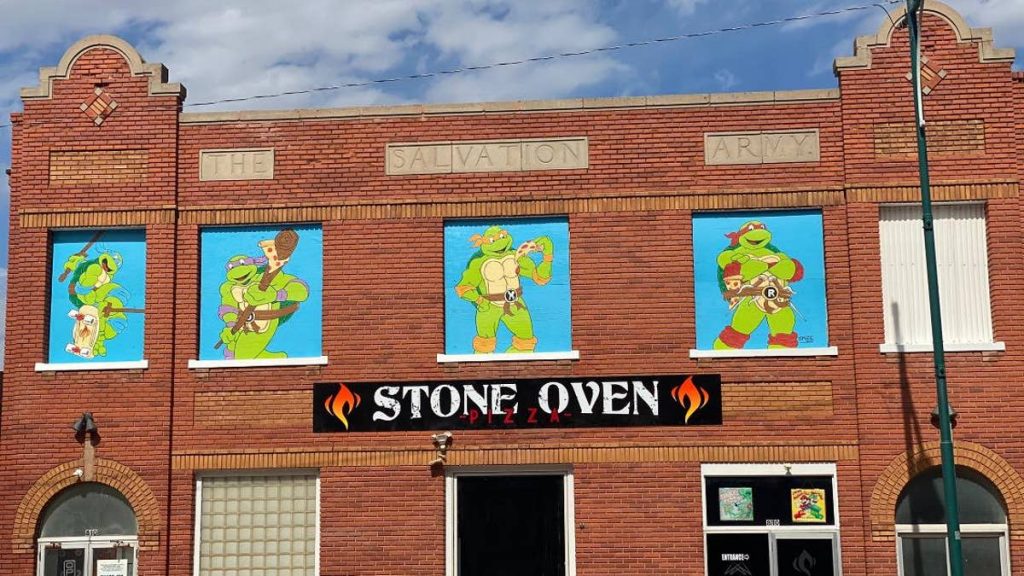 Texas pizzeria tips hat to highest bidder after petty theft uncovers second crime