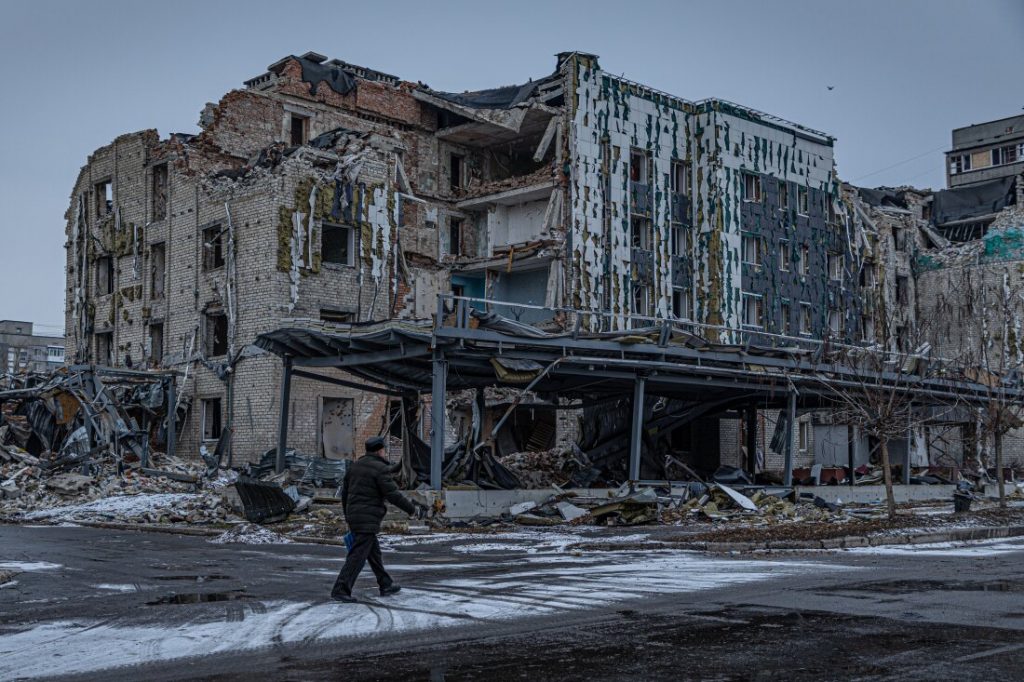 Key Ukrainian city Pokrovsk holds on as Russian siege tightens : NPR