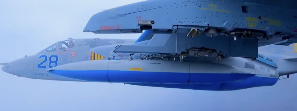 A clearer view of the Hammer pylon under the wing of the Su-25 with the protrusion at the front mounting a capped antenna. <em>Ukrainian Air Force screencap</em>