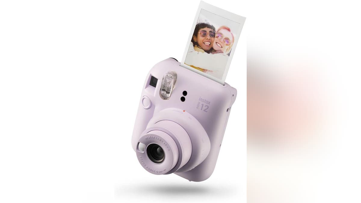 Print photos instantly with this retro Polaroid camera. 