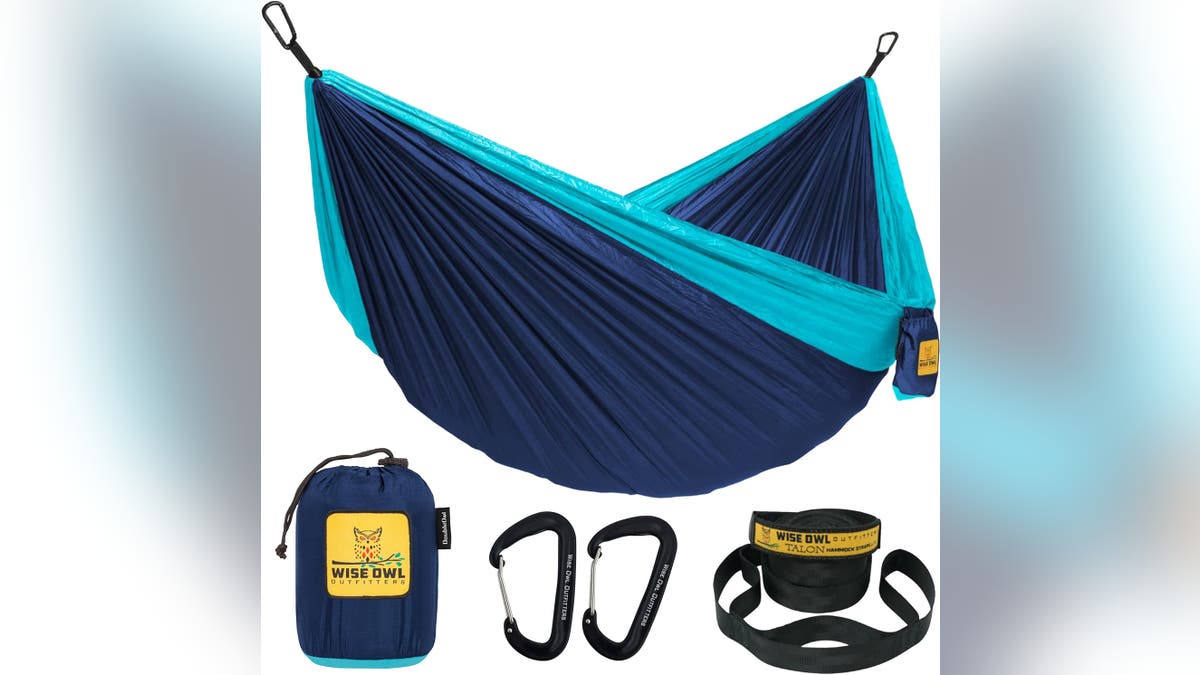 Relax wherever you go with this easy-to-assemble hammock. 