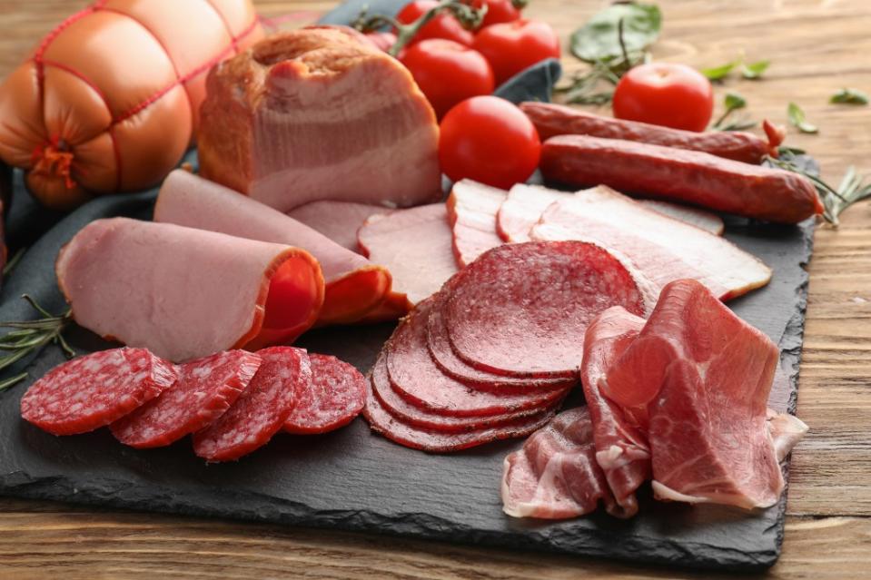 Deli meats, sausages, hot dogs, bacon, corned beef, ham, pepperoni and beef jerky are processed meats. Pixel-Shot – stock.adobe.com