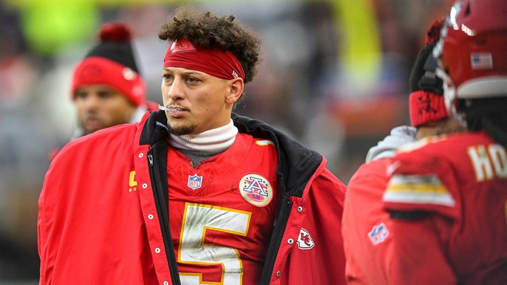 Chiefs’ team plane stranded due to ice danger en route to Denver for game with playoff stakes vs. Broncos