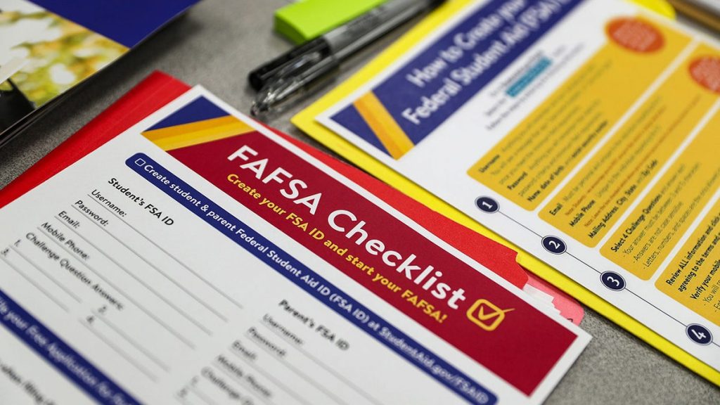 Children of illegal immigrants fear exposing parents on college financial aid form: report