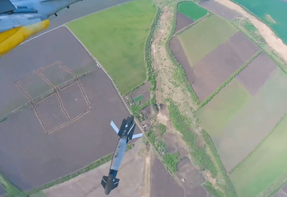 A closer view of a Hammer munition with its range-extending wings popping out after launch from a Ukrainian Su-25. <em>Ukrainian Air Force screencap</em>