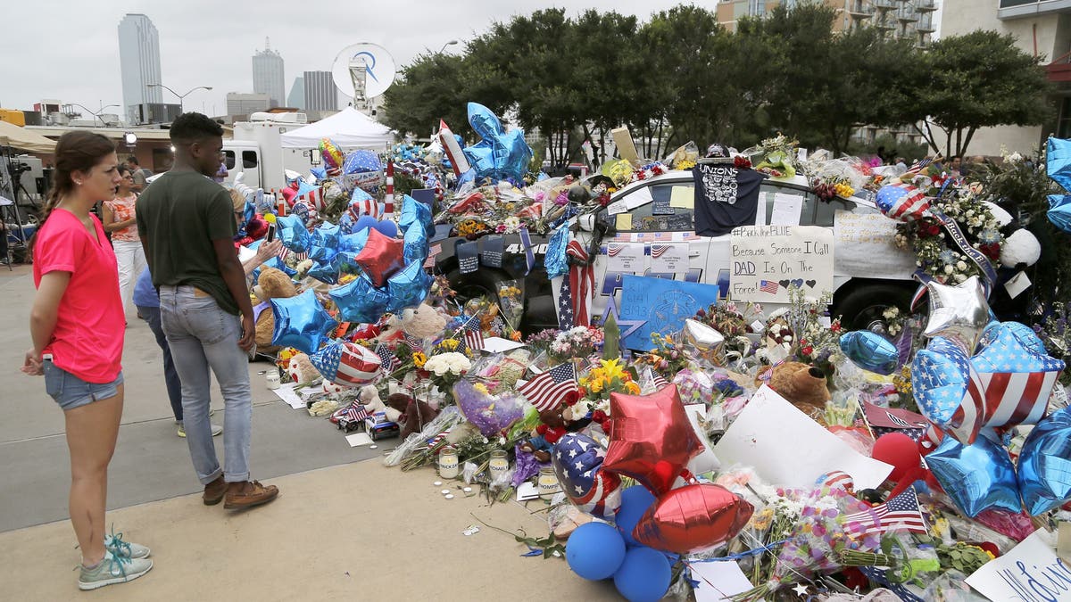 Dallas mourns the killing of five police officers