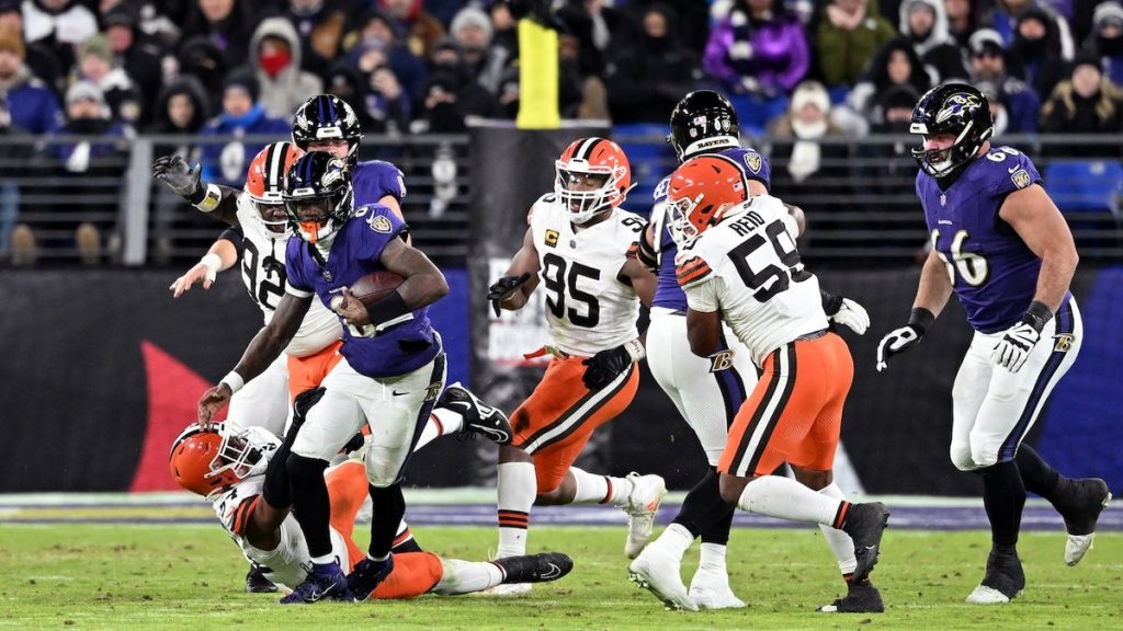 Ravens’ 355-pound lineman snags interception to clinch division title in victory vs. Browns