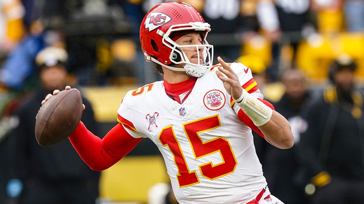 Patrick Mahomes goes long